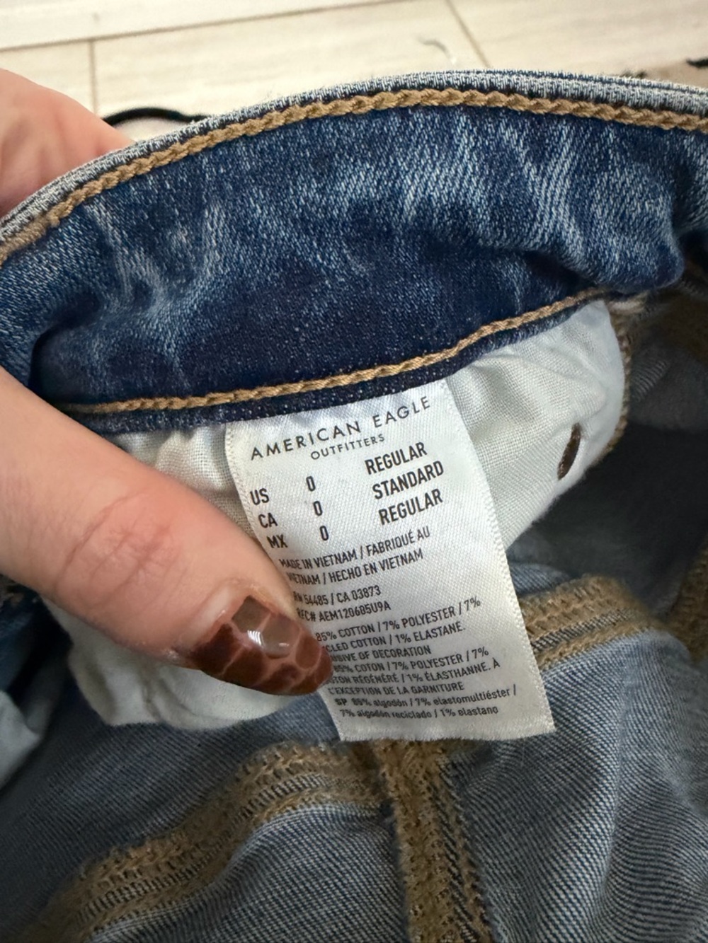 American Eagle Outfitters Blue Flare Jeans with Knee Rip - Picture 9 of 9